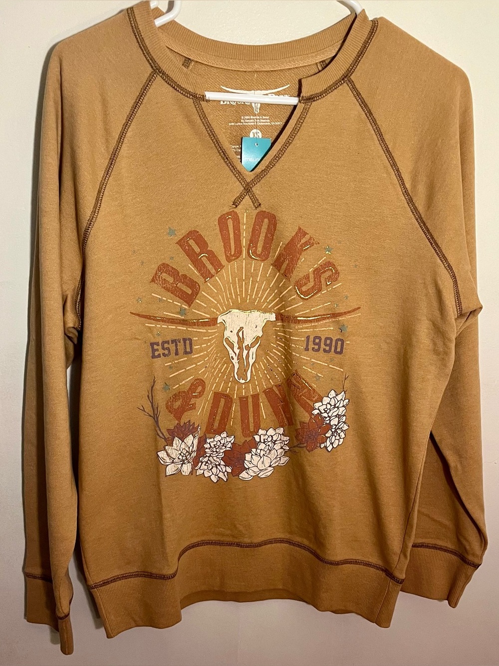 Brooks  & Dunn Country Women’s  V-Neck Graphic Sweatshirt in Tan
